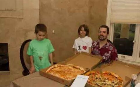 avive称“历史是否还是会重复”？你是否也会花avive买披萨呢？